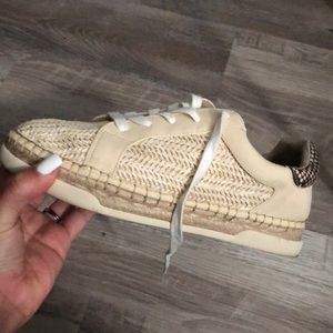 Universal thread sneakers